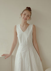 Sleeveless Linen Midi Dress with V-Neckline, Flared Hem, and Tailored Waist for Elegant Fit