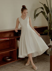 Sleeveless Linen Midi Dress with V-Neckline, Flared Hem, and Tailored Waist for Elegant Fit