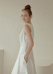 Sleeveless Linen Midi Dress with V-Neckline, Flared Hem, and Tailored Waist for Elegant Fit
