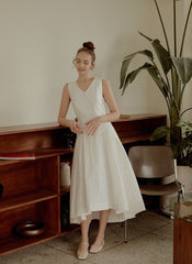 Sleeveless Linen Midi Dress with V-Neckline, Flared Hem, and Tailored Waist for Elegant Fit