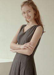 Sleeveless Cotton Poplin Midi Dress with V-Neckline, Tailored Waist, and Flared Hem Design
