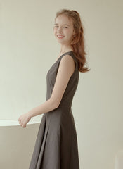 Sleeveless Cotton Poplin Midi Dress with V-Neckline, Tailored Waist, and Flared Hem Design