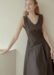 Sleeveless Cotton Poplin Midi Dress with V-Neckline, Tailored Waist, and Flared Hem Design