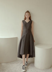 Sleeveless Cotton Poplin Midi Dress with V-Neckline, Tailored Waist, and Flared Hem Design