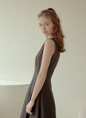 Sleeveless Cotton Poplin Midi Dress with V-Neckline, Tailored Waist, and Flared Hem Design