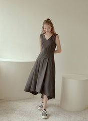 Sleeveless Cotton Poplin Midi Dress with V-Neckline, Tailored Waist, and Flared Hem Design