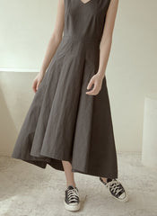 Sleeveless Cotton Poplin Midi Dress with V-Neckline, Tailored Waist, and Flared Hem Design