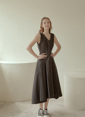 Sleeveless Cotton Poplin Midi Dress with V-Neckline, Tailored Waist, and Flared Hem Design