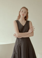 Sleeveless Cotton Poplin Midi Dress with V-Neckline, Tailored Waist, and Flared Hem Design
