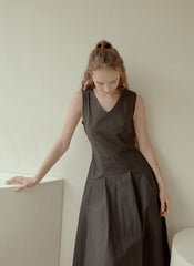 Sleeveless Cotton Poplin Midi Dress with V-Neckline, Tailored Waist, and Flared Hem Design