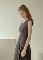 Sleeveless Cotton Poplin Midi Dress with V-Neckline, Tailored Waist, and Flared Hem Design