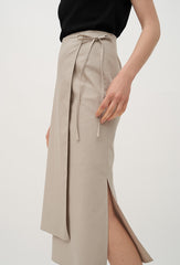 Minimalist Short Sleeve Cotton Top with Scoop Back and Fitted Silhouette for Everyday Wear