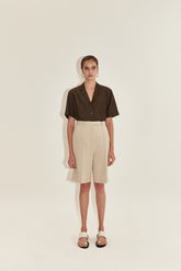 High-Waisted Linen Bermuda Shorts for Women with Tailored Fit and Knee-Length Silhouette