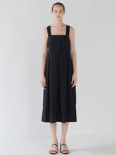 Elegant Sleeveless Linen Midi Dress with Square Neckline and Tailored Pleated Skirt Design