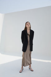 Tailored Linen Blazer with Structured Shoulders and Classic Notch Lapel for Effortless Chic