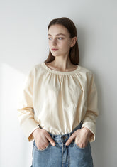 Relaxed Fit Long-Sleeve Blouse in Breathable Linen with Gathered Neckline and Soft Draping