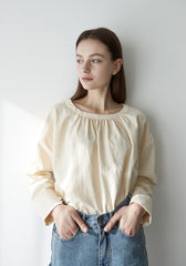 Relaxed Fit Long-Sleeve Blouse in Breathable Linen with Gathered Neckline and Soft Draping