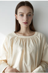 Relaxed Fit Long-Sleeve Blouse in Breathable Linen with Gathered Neckline and Soft Draping