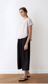 Boxy Short-Sleeve Linen Blouse With Boat Neckline And Relaxed Cropped Fit