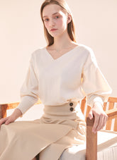 V-Neck Linen Top with Relaxed Fit and Long Sleeves for Effortless Feminine Sophistication