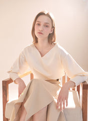 V-Neck Linen Top with Relaxed Fit and Long Sleeves for Effortless Feminine Sophistication