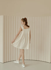 Sleeveless Linen Mini Dress with Square Neckline and Gathered Waist for Feminine Charm