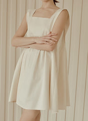 Sleeveless Linen Mini Dress with Square Neckline and Gathered Waist for Feminine Charm