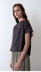 Boxy Short-Sleeve Linen Blouse With Boat Neckline And Back Yoke For Relaxed Structure