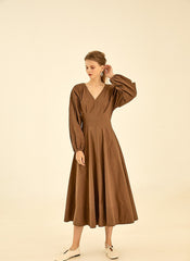 Elegant Cotton Poplin V-Neck Dress With Long Sleeves And Flared Midi Skirt For Timeless Style        4o