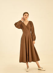 Elegant Cotton Poplin V-Neck Dress With Long Sleeves And Flared Midi Skirt For Timeless Style        4o