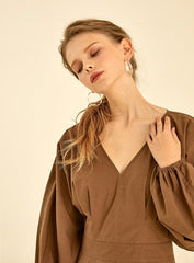 Elegant Cotton Poplin V-Neck Dress With Long Sleeves And Flared Midi Skirt For Timeless Style        4o