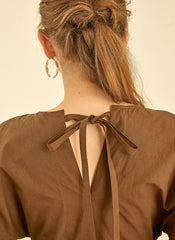 Elegant Cotton Poplin V-Neck Dress With Long Sleeves And Flared Midi Skirt For Timeless Style        4o