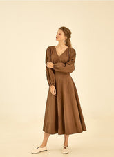 Elegant Cotton Poplin V-Neck Dress With Long Sleeves And Flared Midi Skirt For Timeless Style        4o