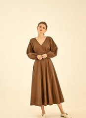Elegant Cotton Poplin V-Neck Dress With Long Sleeves And Flared Midi Skirt For Timeless Style        4o