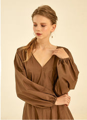 Elegant Cotton Poplin V-Neck Dress With Long Sleeves And Flared Midi Skirt For Timeless Style        4o