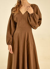 Elegant Cotton Poplin V-Neck Dress With Long Sleeves And Flared Midi Skirt For Timeless Style        4o