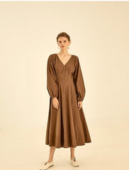 Elegant Cotton Poplin V-Neck Dress With Long Sleeves And Flared Midi Skirt For Timeless Style        4o