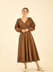 Elegant Cotton Poplin V-Neck Dress With Long Sleeves And Flared Midi Skirt For Timeless Style        4o