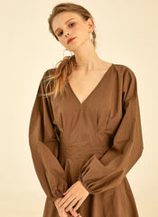 Elegant Cotton Poplin V-Neck Dress With Long Sleeves And Flared Midi Skirt For Timeless Style        4o