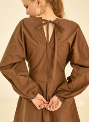 Elegant Cotton Poplin V-Neck Dress With Long Sleeves And Flared Midi Skirt For Timeless Style        4o