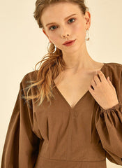 Elegant Cotton Poplin V-Neck Dress With Long Sleeves And Flared Midi Skirt For Timeless Style        4o