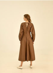 Elegant Cotton Poplin V-Neck Dress With Long Sleeves And Flared Midi Skirt For Timeless Style        4o