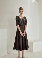 Relaxed-Fit Linen Blouse with V-Neckline and Elbow-Length Sleeves in Breathable Fabric