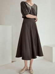 Relaxed-Fit Linen Blouse with V-Neckline and Elbow-Length Sleeves in Breathable Fabric