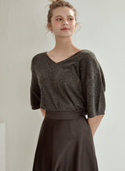 Relaxed-Fit Linen Blouse with V-Neckline and Elbow-Length Sleeves in Breathable Fabric