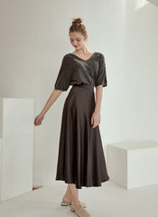 Relaxed-Fit Linen Blouse with V-Neckline and Elbow-Length Sleeves in Breathable Fabric