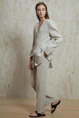 Tailored Linen Blouse for Women with Structured Shoulders and Modern V-Neckline Cut