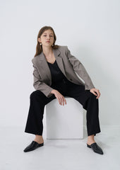 Tailored Linen Blazer with Notched Lapel and Structured Silhouette for Timeless Styling