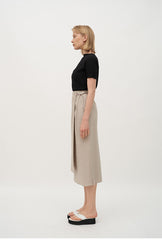 Minimalist Short Sleeve Cotton Top with Scoop Back and Fitted Silhouette for Everyday Wear